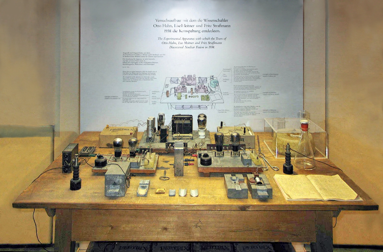 Rys. Zestaw eksperymentalny, dzięki któremu Otto Hahn i Fritz Straßmann dokonali rozszczepienia jądra atomowego (odtworzony w Muzeum Niemieckim w Monachium), źródło: Wikimedia Commons