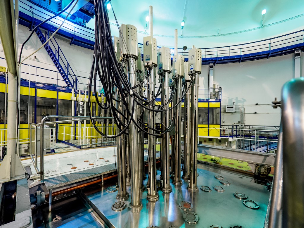 Rys. Pręty bezpieczeństwa wiszące nad rdzeniem reaktora badawczego MARIA, utrzymywane przez elektromagnesy, źródło: © Narodowe Centrum Badań Jądrowych