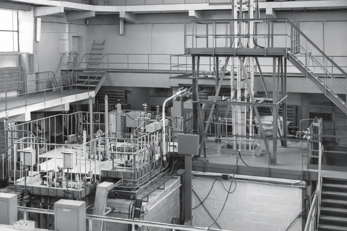 Rys. Widok na halę zestawów krytycznych w Instytucie Badań Jądrowych. Po lewej zestaw krytyczny ANNA, po prawej zestaw krytyczny AGATA; źródło: Postępy Techniki Jądrowej, Vol. 58 Z. 4